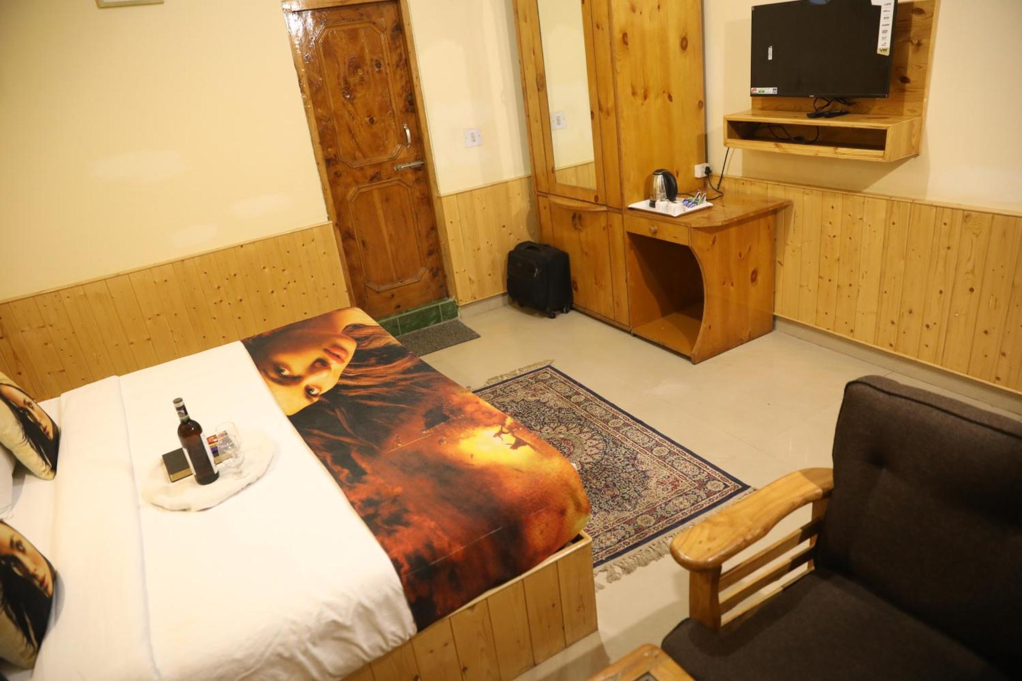 Hotel Purnima Riverside Касоль Экстерьер фото